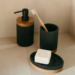 Foto ambiente de coleção de acessórios de wc em preto e madeira.