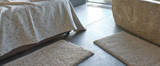 Tapete Shag Habidecor Tapete desenhado em jacquard liso, composto por 50% de algodão egípcio Giza Long staple, 25% acrílico e 25% de seda. Tem uma gramagem maravilhosa de 2500grs/m2. 