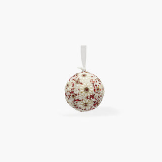 Bola de Natal coberta de flores em tom pérola com centro vermelho e dourado, contas brancas e lantejoulas vermelhas, com fita branca para pendurar