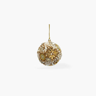 Bola de Natal coberta de pérolas, contas douradas e pedras translúcidas, com uma flor dourada ao centro e cordão dourado para pendurar