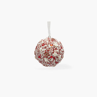 Bola de Natal coberta de pequenas contas brancas e vermelhas, com rosas cremes, pérolas e pedras vermelhas, e fita branca para pendurar
