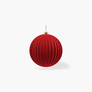 Bola de Natal vermelha com acabamento aveludado e finas riscas verticais em relevo