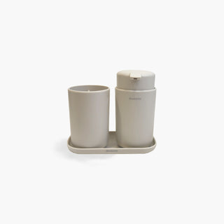 Conjunto de 3 acessórios de banho: doseador, copo e saboneteira em bege Design minimalista com linhas suaves e modernas. Ideal para casas de banho naturais e elegantes.