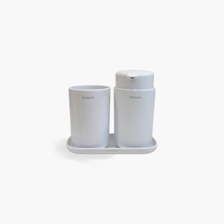 Conjunto de 3 acessórios de banho: doseador, copo e saboneteira em branco. Design minimalista com linhas suaves e modernas. Ideal para casas de banho naturais e elegantes.