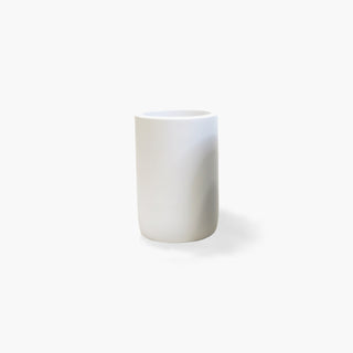 Copo porta-escovas em poliresina mate. Design minimalista e contemporâneo, disponível em preto e branco.