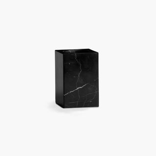 Copo porta-escovas em mármore preto, apenas com uma divisão interna. 