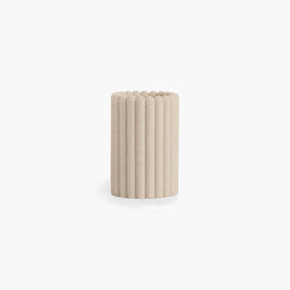 Porta-escovas Stripes em poliresina com textura em relevo na cor bege. Design moderno e funcional, ideal para casas de banho contemporâneas. Altura 12 cm.