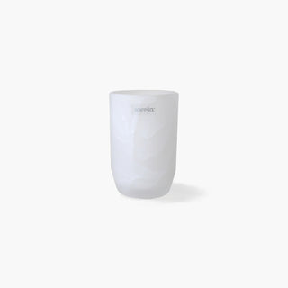Copo Madison em poliresina branca. Design contemporâneo e clean para casa de banho moderna. Altura 11 cm. Combina com a linha Madison.