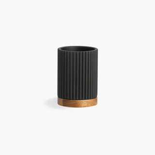 Porta-escovas NG em poliresina com detalhes em madeira de acácia. Estilo minimalista e natural para casa de banho contemporânea. Altura 11 cm. Linha NG.