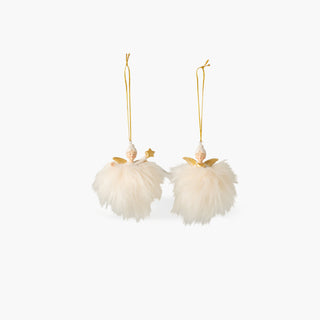 Dois anjos pendurados por cordão dourado, com asas douradas e saia de pelo creme, um deles com uma pequena estrela dourada