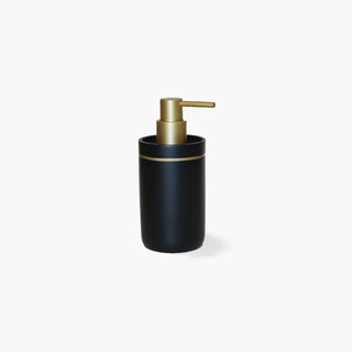 Doseador Bly em poliresina preta fosca com bomba metálica dourada. Design contemporâneo e glam. Altura 18 cm. Combina com os acessórios da linha Bly.