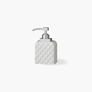 Doseador Portia Branco/Prateado O doseador Portia combina elegância e funcionalidade num design contemporâneo. Fabricado em cerâmica, destaca-se pelo seu acabamento em branco com detalhes prateados, que confere um toque sofisticado e intemporal à decoração. 