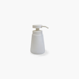 Doseador em poliresina branca com design clean e contemporâneo. Ideal para casas de banho minimalistas. Altura 14,5 cm. Combina com copo e base.