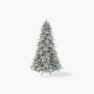 Árvore de Natal artificial com ramos verdes cobertos de neve, sobre base de metal e fundo branco