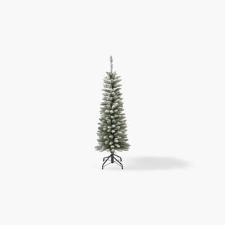 Pinheiro de Natal artificial alto e estreito, com ramos verdes cobertos de neve, sobre base de metal e fundo branco