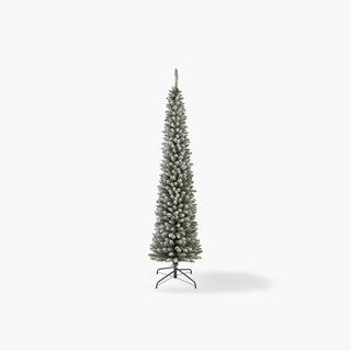 Pinheiro de Natal artificial alta e estreita, com ramos verdes cobertos de neve, sobre base de metal e fundo branco
