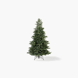 Pinheiro de Natal artificial verde e frondoso, sobre base de metal e fundo branco
