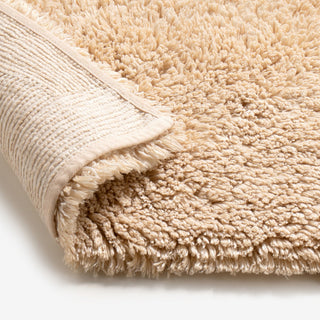 Tapete Shag Habidecor Tapete desenhado em jacquard liso, composto por 50% de algodão egípcio Giza Long staple, 25% acrílico e 25% de seda. Tem uma gramagem maravilhosa de 2500grs/m2. 