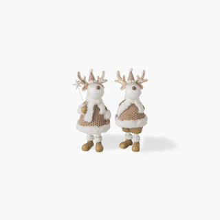 Duas renas de resina com casaco bege em malha, cachecol de pelo branco, gorro com pompom e cornos dourados, uma delas com uma estrela