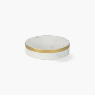 Saboneteira em resina com efeito mármore branco e detalhes dourados. Design clássico e glam para casa de banho sofisticada. Altura 13 cm.