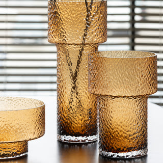 Taça castanha em dois tamanhos em ambiente decorativo.
