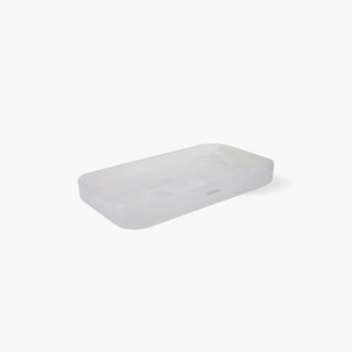 Tabuleiro Madison em poliresina branca. Design minimalista para organizar acessórios de banho com estilo. 23,4x13,2 cm. Ideal com a linha Madison.