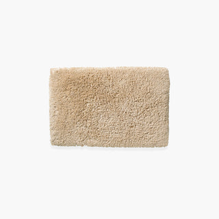 Tapete Shag Habidecor Tapete desenhado em jacquard liso, composto por 50% de algodão egípcio Giza Long staple, 25% acrílico e 25% de seda. Tem uma gramagem maravilhosa de 2500grs/m2. 