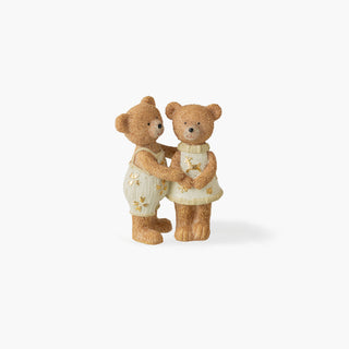 Ursos castanhos com roupas de malha creme e estrelas douradas:  casal abraçado