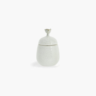 Frasco Helinna em cerâmica vidrada branca com tampa decorativa e puxador floral. Design intemporal e elegante. Ideal para casa de banho, quarto ou cozinha. 14,5x14,5x22 cm.