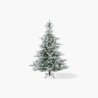 Árvore de Natal artificial com ramos verdes cobertos de neve, sobre base de metal e fundo branco